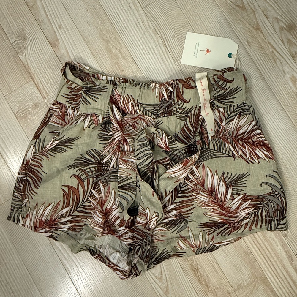 NWT April Kiss floral shorts size medium  (0138)